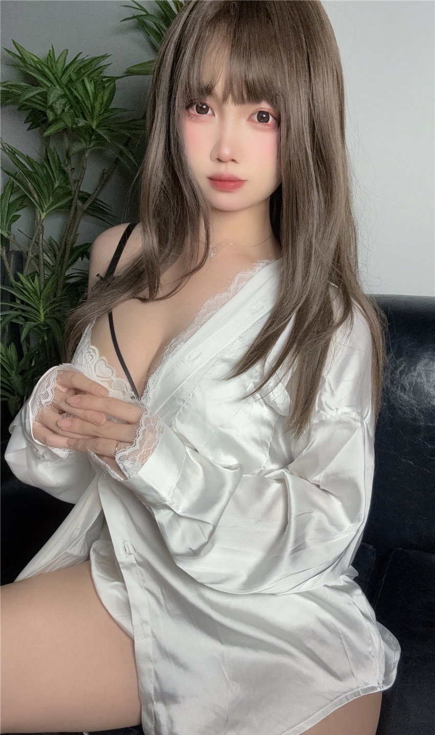 洛桑伊梓 棕色长发配白色蕾丝边衣装的近景 洛桑伊梓 棕色长发配白色蕾丝边衣装的近景