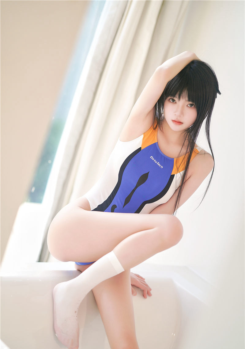 洛桑伊梓 黑色长发配蓝白橙色连体服的窗边造型 洛桑伊梓 黑色长发配蓝白橙色连体服的窗边造型