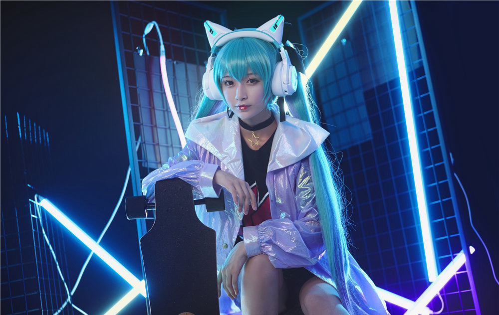 铁板烧鬼舞 青色双马尾戴猫耳耳机持滑板站在网格灯带前